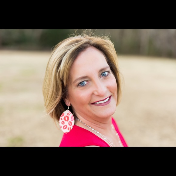 Meet your Posher, Denise - Picture 1 of 3